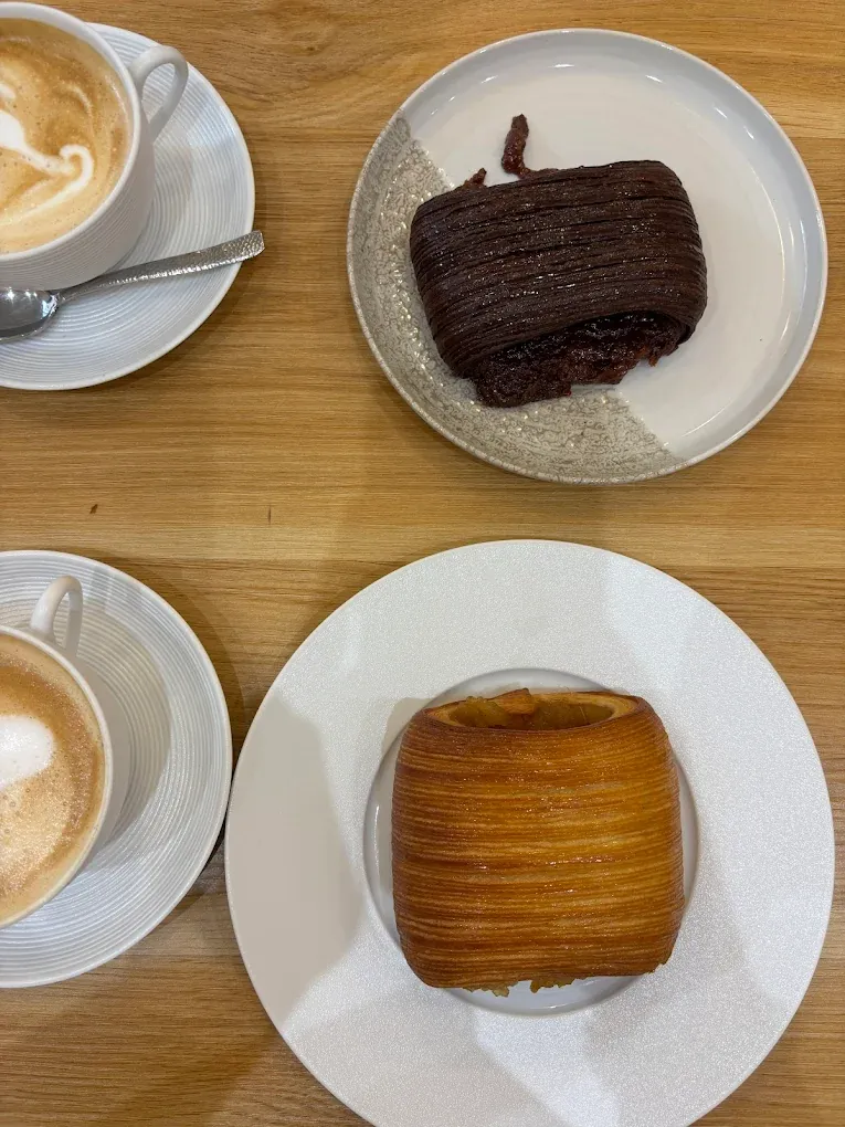Colazione con cappuccino e viennoiserie — pasticceria a Firenze