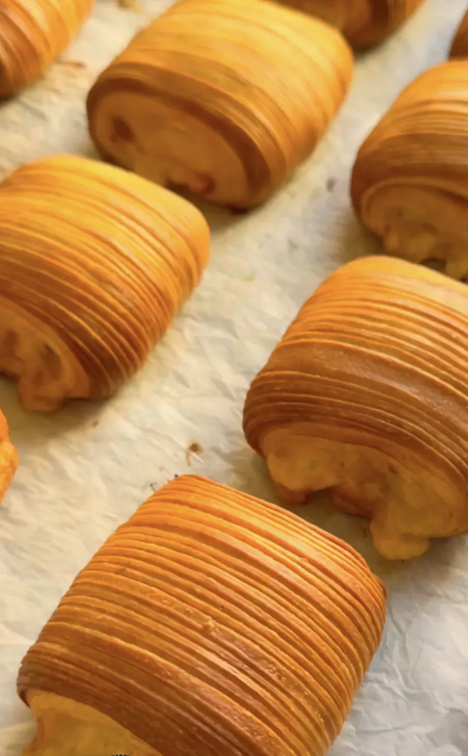 Vassoio di cornetti e viennoiserie appena sfornati — Luca Santimaria Atelier Firenze