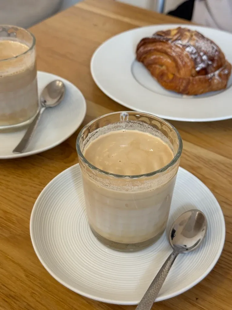 Cornetto e latte macchiato — colazione artigianale, Luca Santimaria Atelier