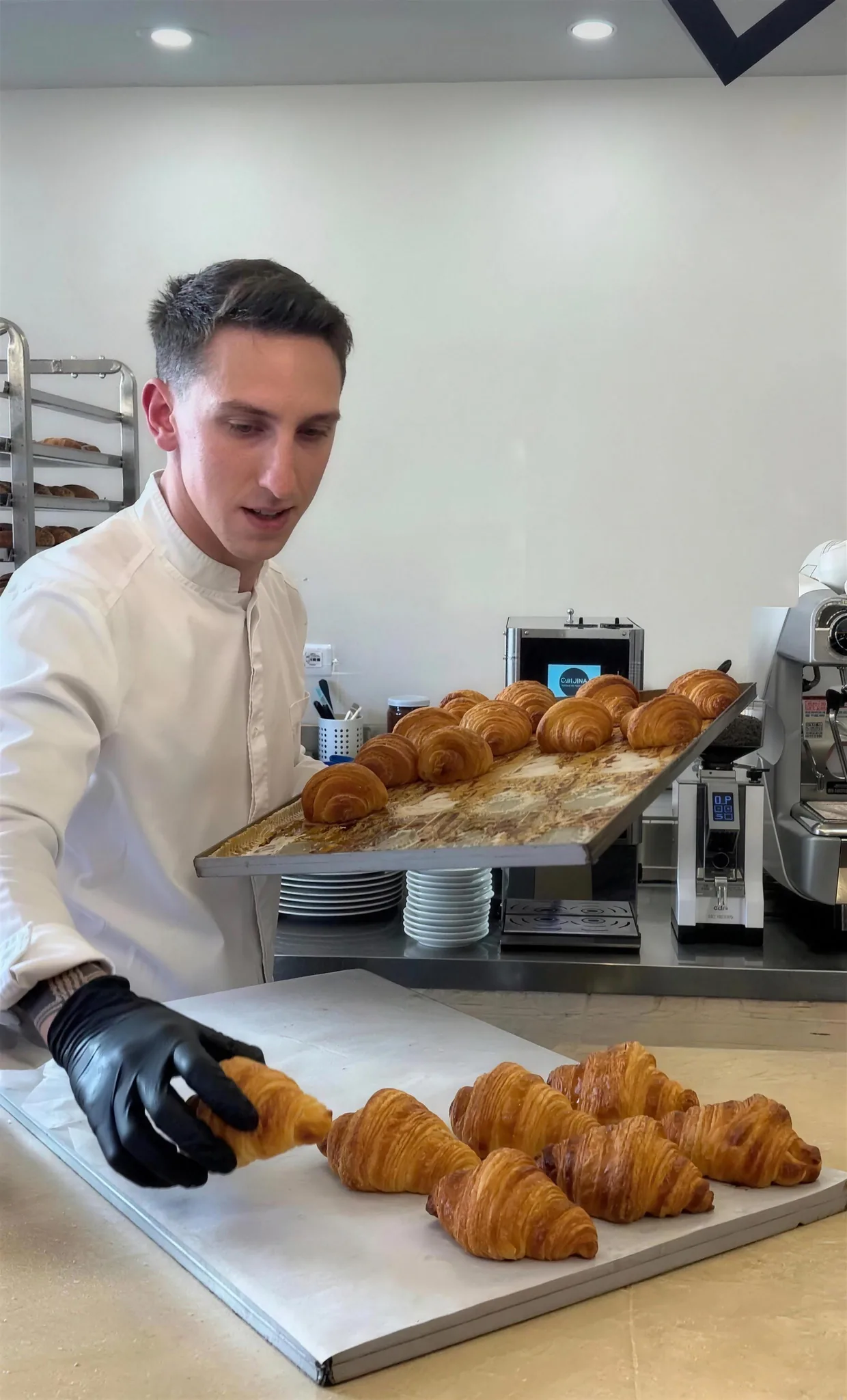 Luca Santimaria, il pasticcere, con i cornetti appena sfornati — Atelier di pasticceria, Firenze